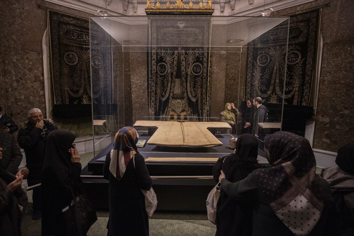 Visiting the Holy Prophet's Mantel